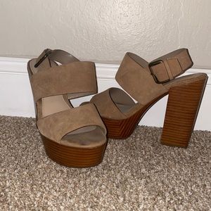 Platform super comfy high heel.